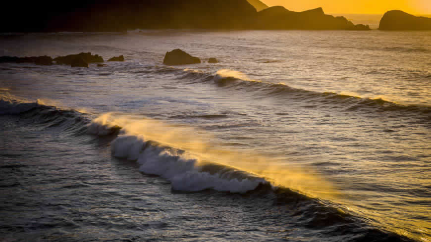 黄昏的海浪高清壁纸图片 5120x2880