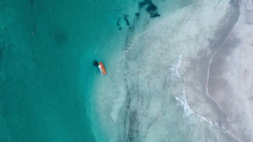 海滩和浮在水面上的船鸟瞰图高清壁纸图片 5120x2880