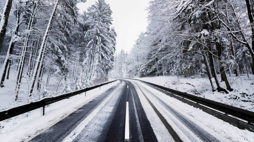 冬天大雪覆盖的公路和树林高清壁纸图片 3840x2160