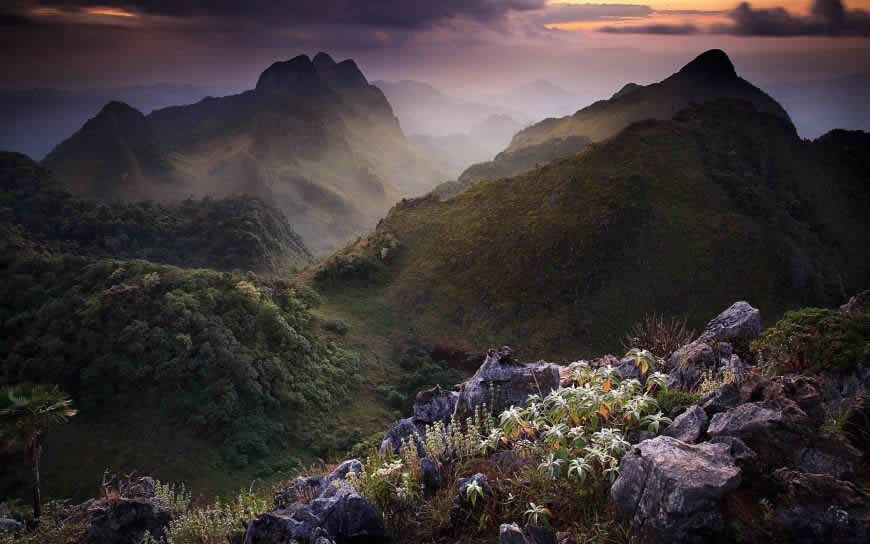 石头山峰风景高清壁纸图片 2560x1600