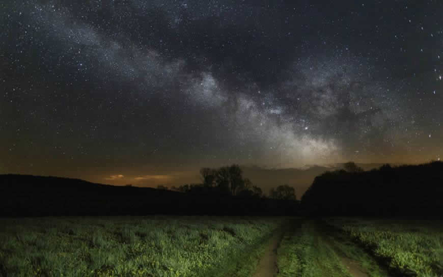 草原与夜晚的星空高清壁纸图片 1920x1200