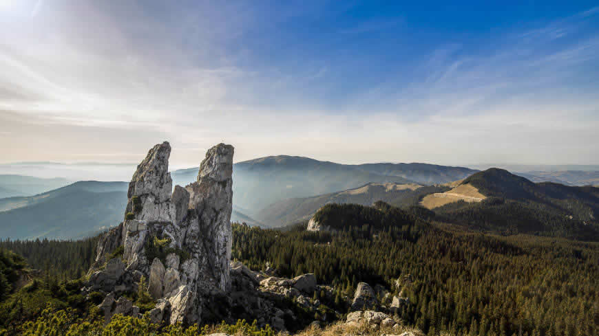 罗马尼亚山上的巨石天空风景高清壁纸图片 5120x2880