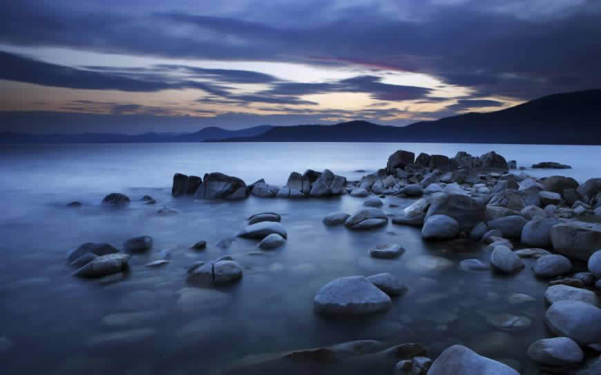 美丽的水边石头与天空风景高清壁纸图片 1920x1200