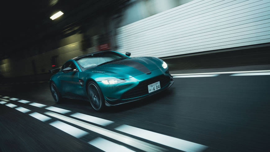 2021款阿斯顿·马丁Vantage F1 Edition安全车公路版高清壁纸图片 7680x4320