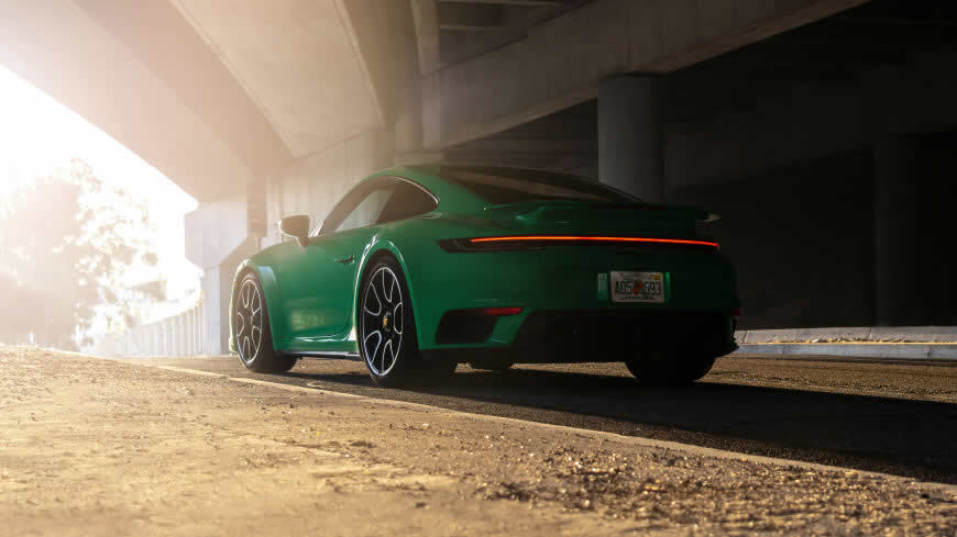 2021款绿色保时捷911 Turbo S高清壁纸图片 5120x2880