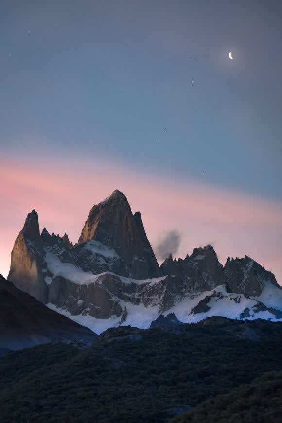 傍晚 月亮 雪山 山高清壁纸图片 2500x3750