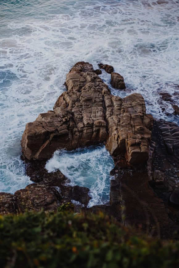 海浪和岩石高清壁纸图片 3437x5155