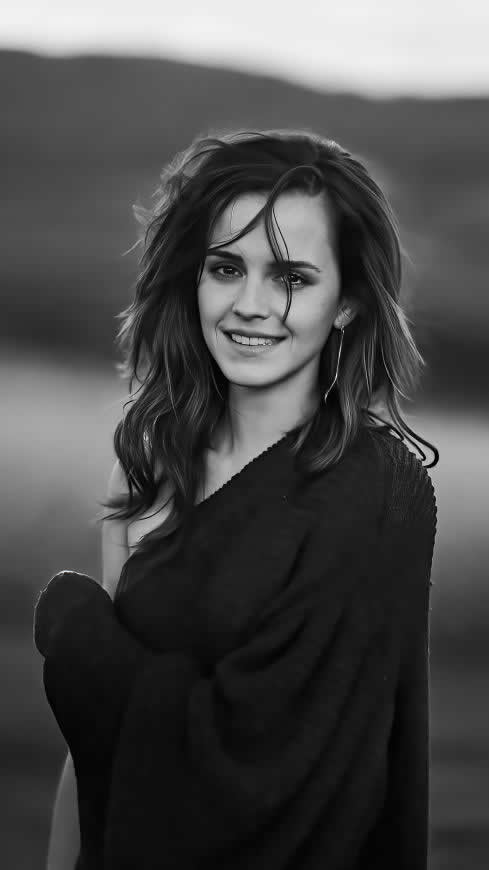 艾玛·沃特森(Emma Watson) 黑白写真高清壁纸图片 2160x3840