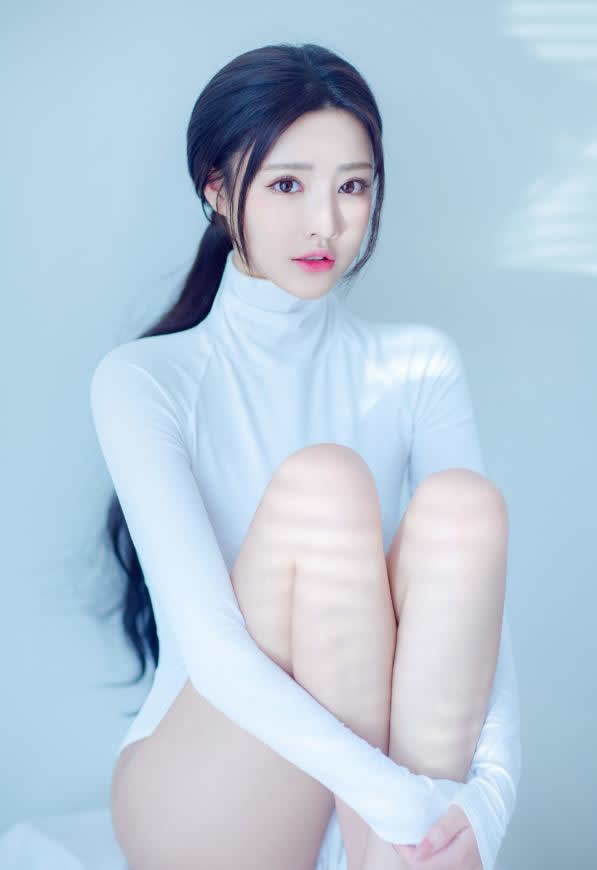 白净的长发美女高清壁纸图片 3962x5773